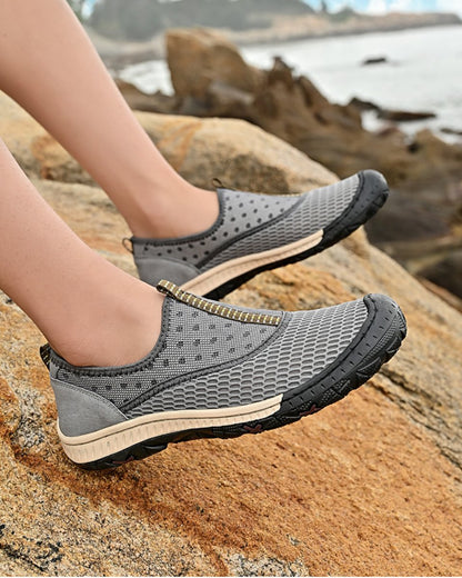 Breathable mesh soft sole travel sports tennis shoes