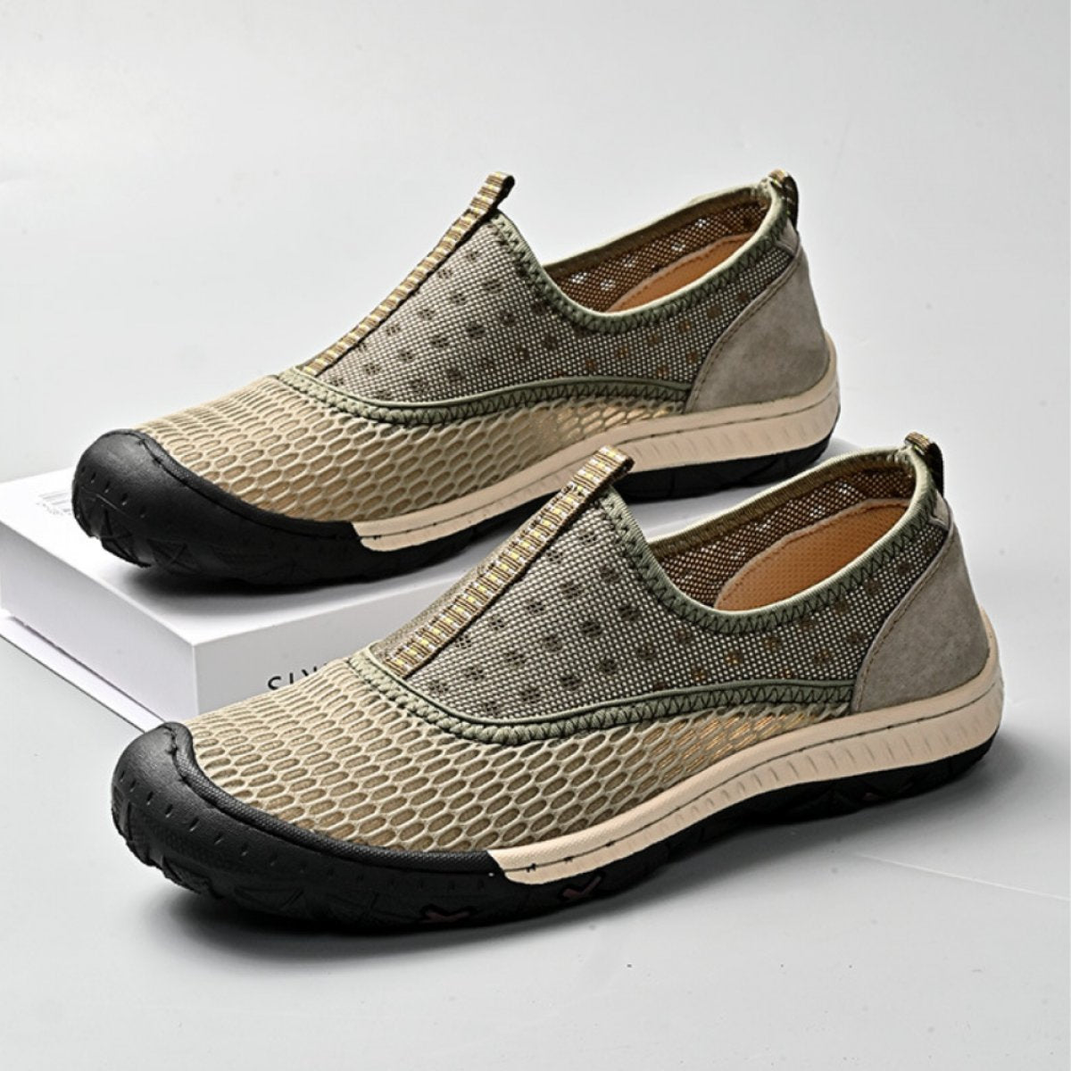 Breathable mesh soft sole travel sports tennis shoes