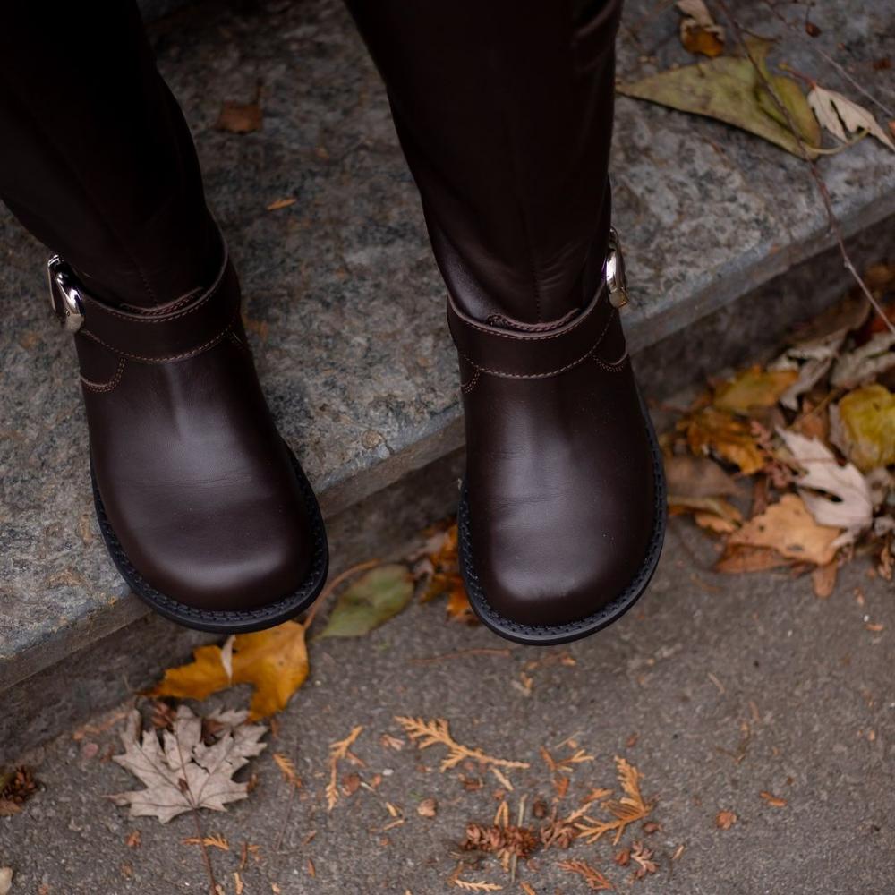 Vintage Carved Flat Round Toe High Top Chelsea Boots