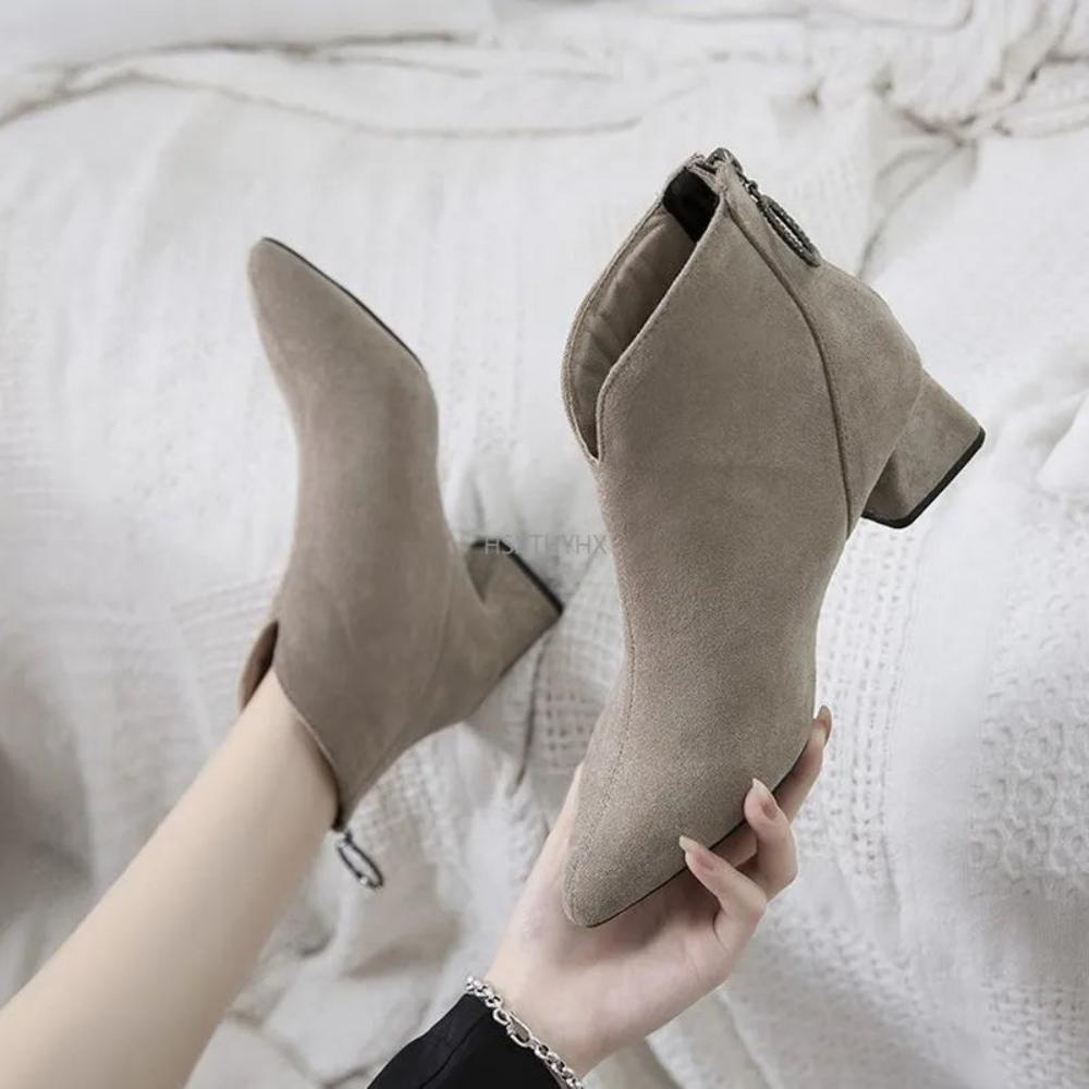 Elegant one-piece upper design small boots