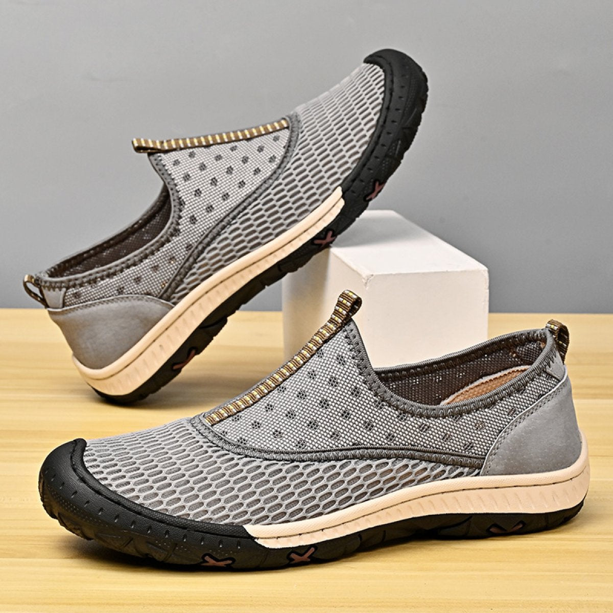 Breathable mesh soft sole travel sports tennis shoes